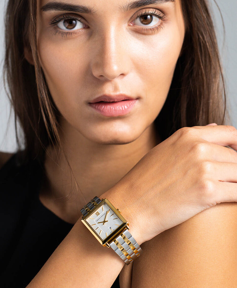 Braunhaariges Model mit Armbanduhr | Natalie Aust