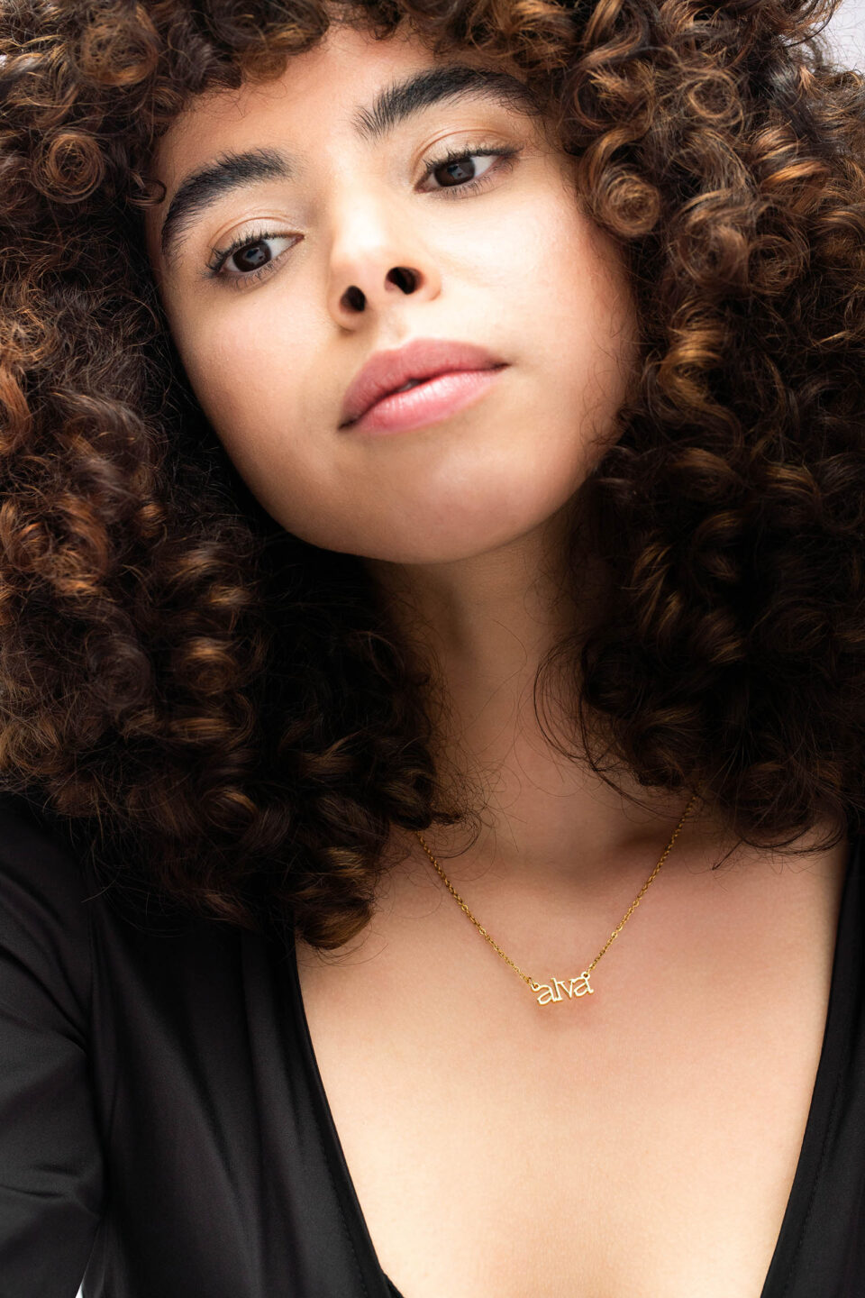 Frau mit lockigen Haaren | Visagistin Düsseldorf