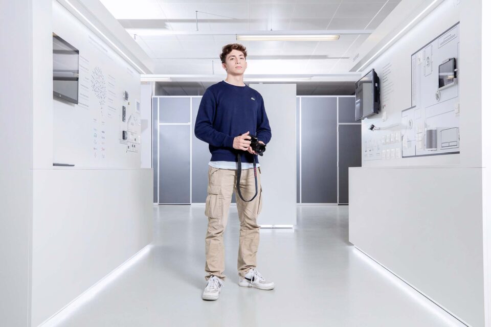 Junger Mann mit Kamera | Natalie Aust