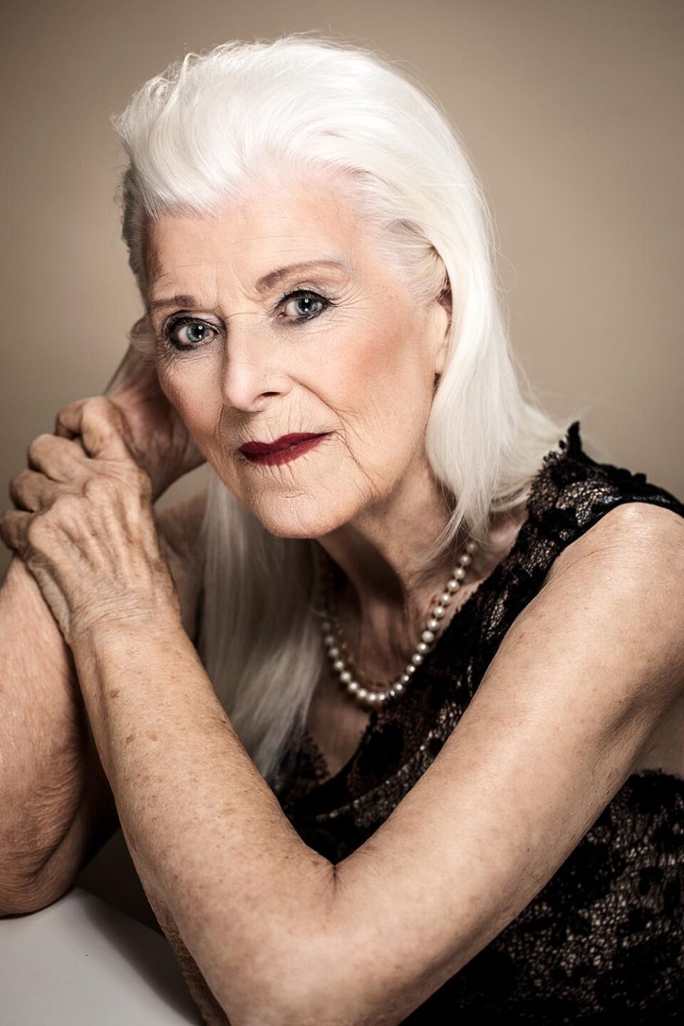 Portrait Ausstellung Frau elegant Bergische Diakonie | Natalie Aust