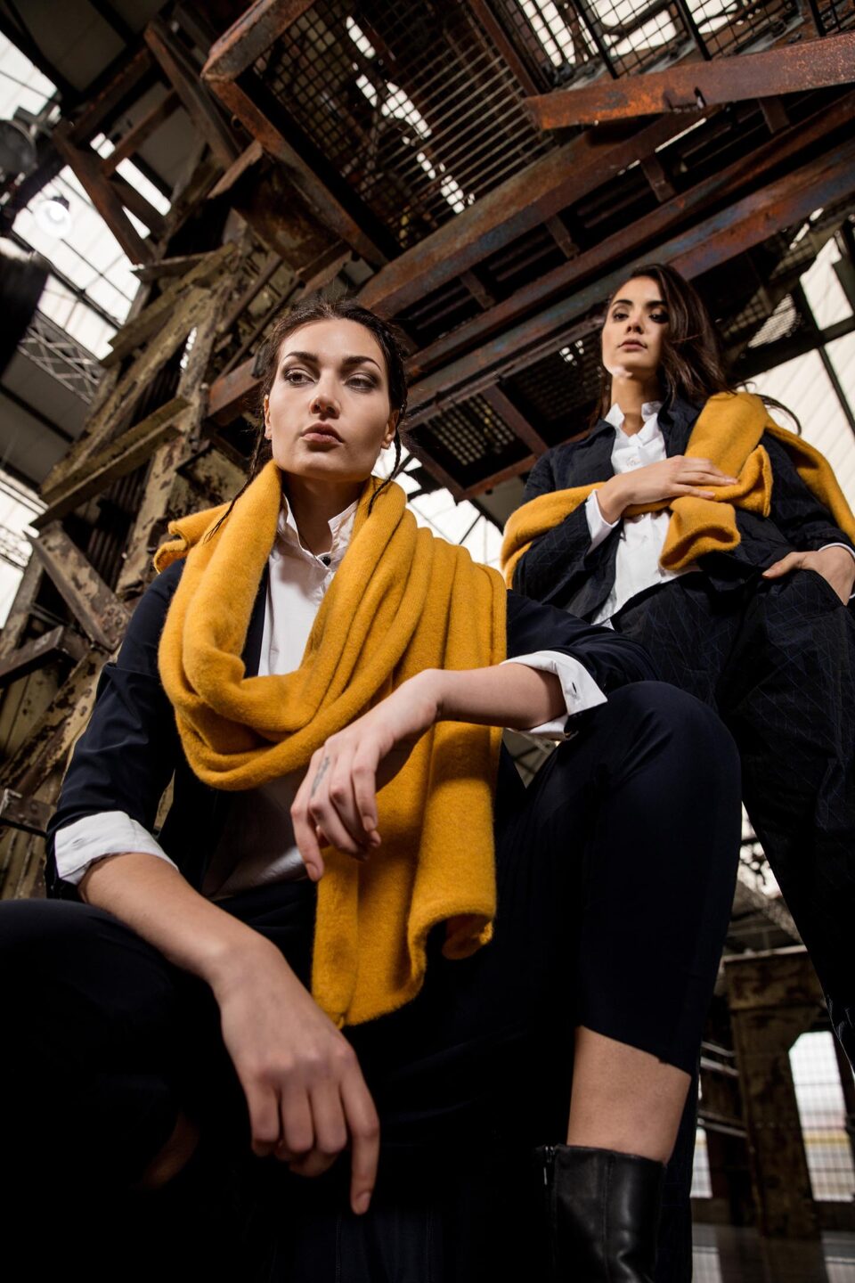 Zwei Models mit orangenem Schal | Natalie Aust