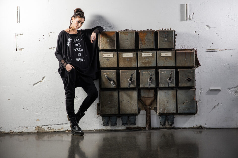 Model lehnt sich an | Natalie Aust