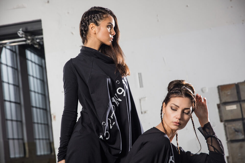 Zwei Models in schwarz gekleidet | Visagistin Düsseldorf