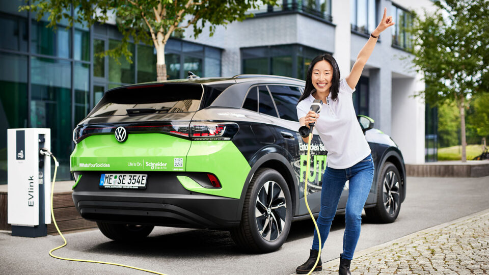 Frau vor einem VW | Visagistin Düsseldorf