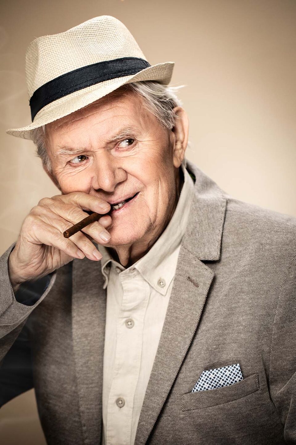 Eleganter Mann mit Hut und Zigarre | Visagistin Düsseldorf