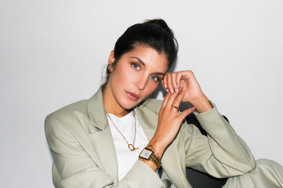 Business Frau mit Golduhr | Visagistin Düsseldorf