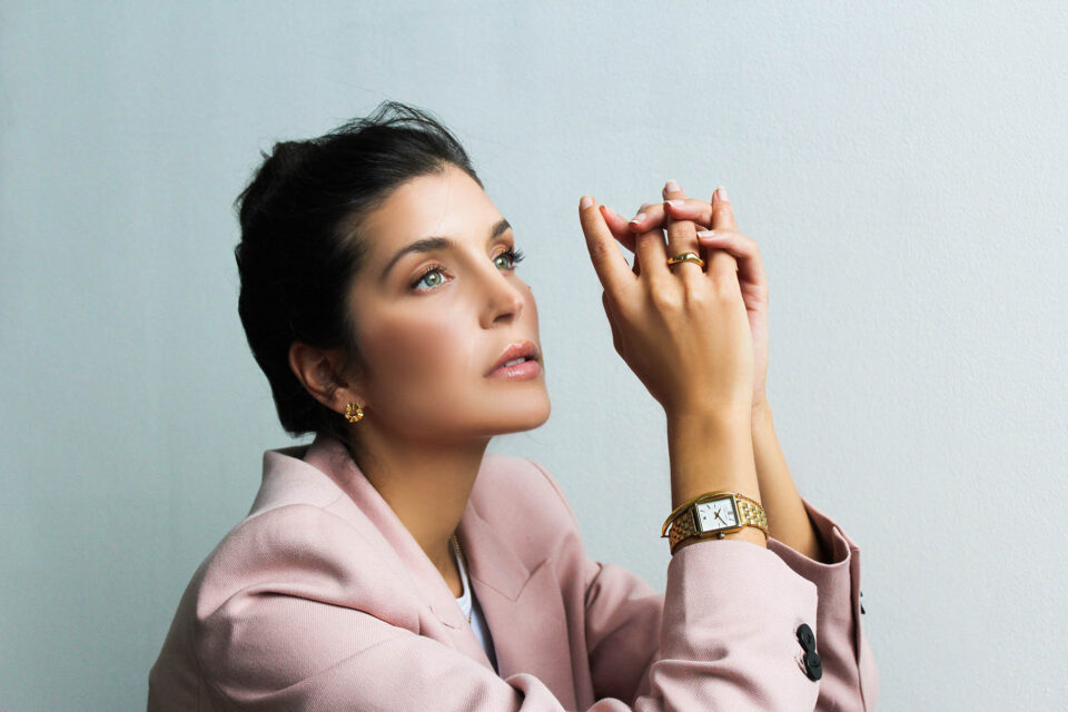 Dunkle Haare Model mit Golduhr | Visagistin Düsseldorf