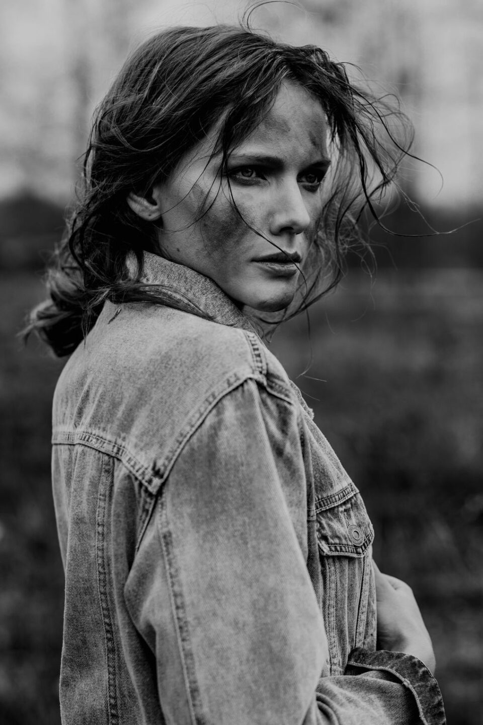 Schwarz-Weiß Bild einer Frau | Visagistin Düsseldorf Natalie Aust