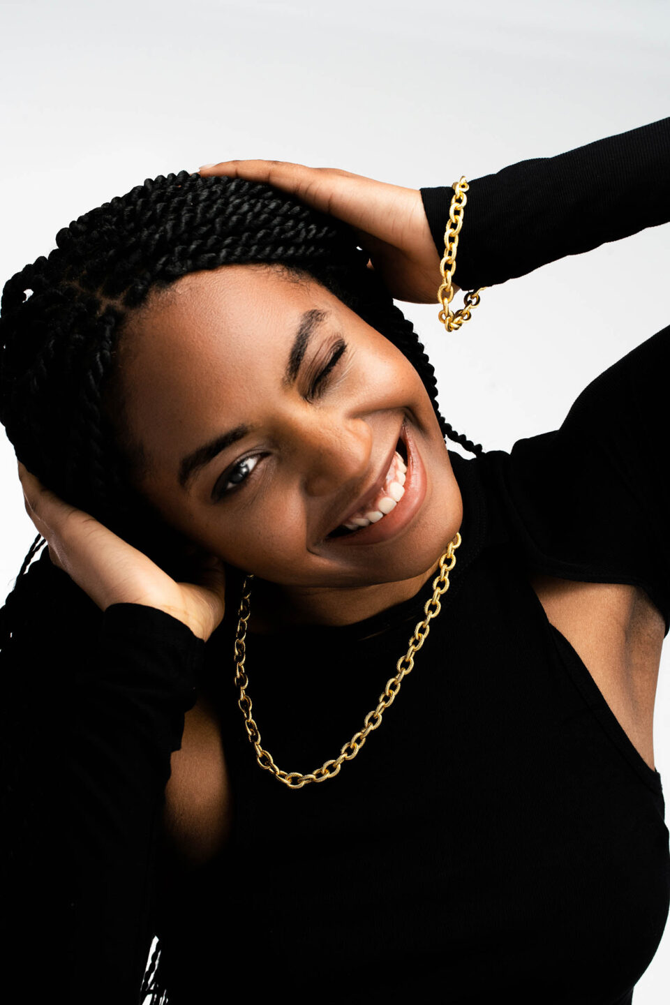 Frau mit Goldschmuck | Visagistin Düsseldorf